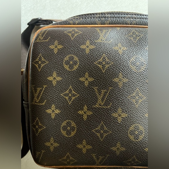 LOUIS VUITTON Reporter Leather Crossbody Bag - Picture 3 of 8